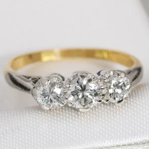 Złoty pierścionek z trzema brylantami 0.62ct trylogia 18K